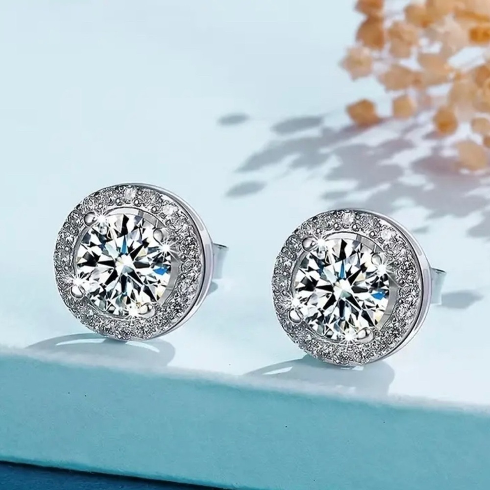 S Beautiful 925 Sterling Silver 1 Carat Sparkling Moissanite Earrings. — image 4 of 7